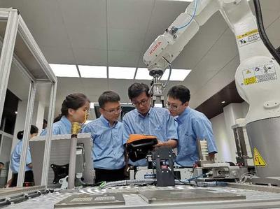 智能工厂建设的领头雁--记中核陕铀公司温伟省级技能大师工作室
